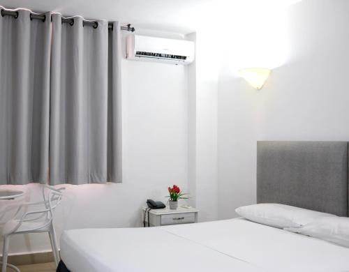 Ein Bett oder Betten in einem Zimmer der Unterkunft Hotel La Riviera