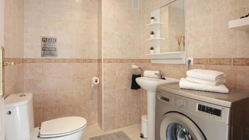 Et badeværelse på Luxury, beach, pool and garden Dénia