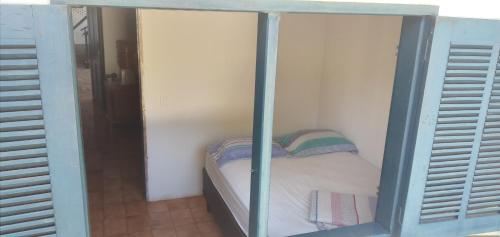 a small bedroom with a small bed in a room at PiriHost no Centro da cidade in Pirenópolis
