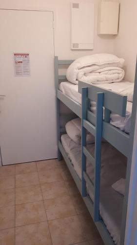 a room with two bunk beds in a room at Bleu Soleil 3* en résidence 200m plage & commerces in Saint-Georges-de-Didonne
