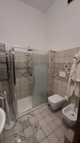 La salle de bains est pourvue d'une douche, de toilettes et d'un lavabo. dans l'établissement CASA STELLA, à Savoca
