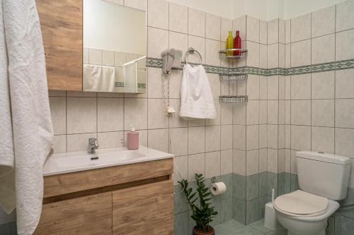 Ванна кімната в Keri Marathias Pavezzo Villa