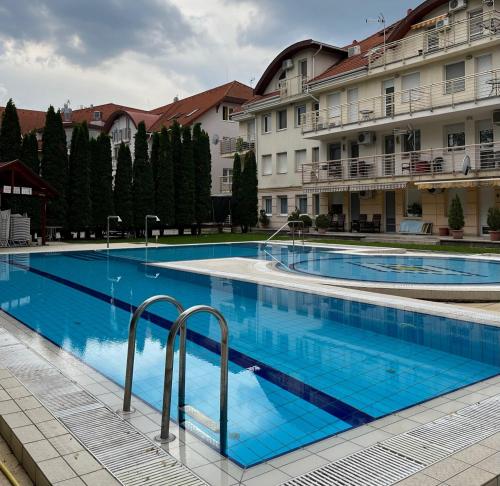 Bazen u objektu Brookforest Apartman ili u blizini