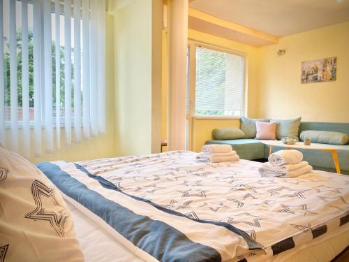 Postel nebo postele na pokoji v ubytování Sunny Central Apartment with TV & Wi-Fi