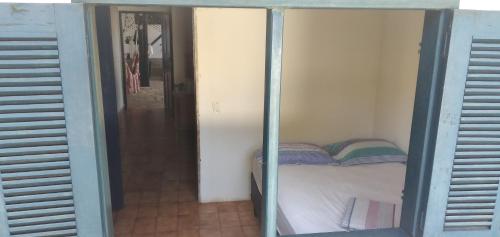 a small bedroom with a bed in a room at PiriHost no Centro da cidade in Pirenópolis