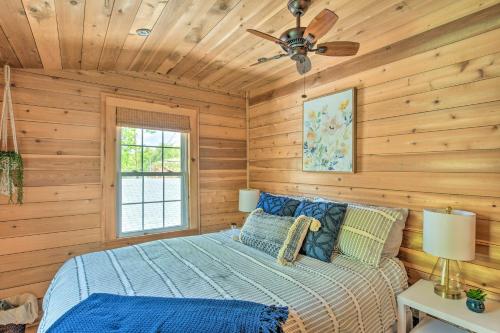 Ένα ή περισσότερα κρεβάτια σε δωμάτιο στο Screened Porch and Grill Waterfront Landrum Cottage