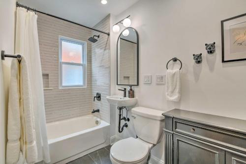Koupelna v ubytování Spacious Oak Park Home, 11 Mi to Downtown Chicago!