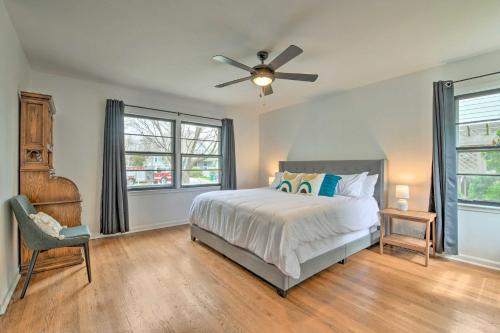 Postel nebo postele na pokoji v ubytování Spacious Oak Park Home, 11 Mi to Downtown Chicago!