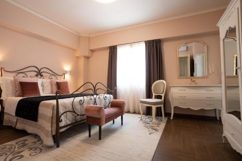 a bedroom with a bed and a dresser and a mirror at Il Castellaccio in Spello