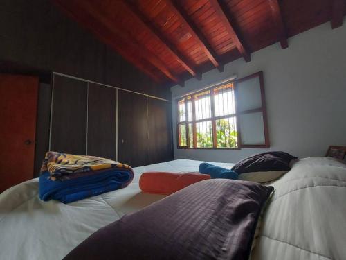 Giường trong phòng chung tại Villasol - Cabaña campestre en medio de la naturaleza
