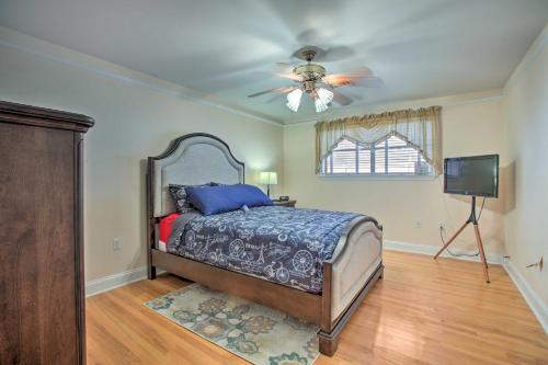 1 dormitorio con 1 cama y ventilador de techo en New Orleans Getaway - 5 Mi to French Quarter! en Nueva Orleans