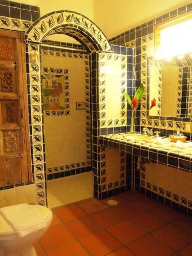 a bathroom with a toilet and a shower and a sink at Villa del Puerto in Puerto Escondido