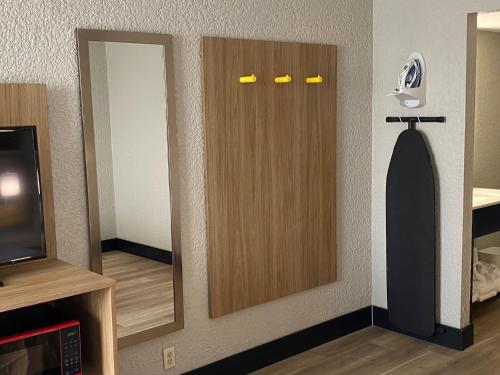 Телевизор и/или развлекательный центр в Days Inn & Suites by Wyndham Fort Pierce Midtown