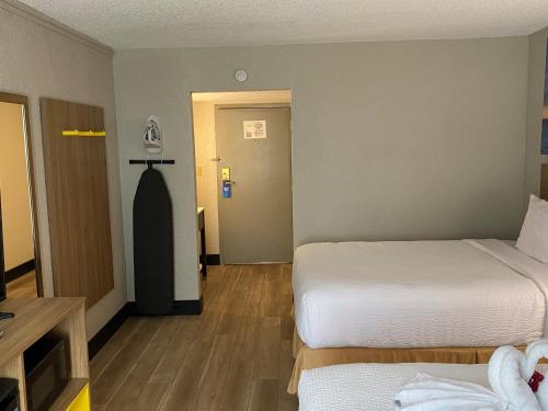Кровать или кровати в номере Days Inn & Suites by Wyndham Fort Pierce Midtown