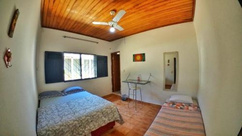 a bedroom with a bed and a ceiling fan at PiriHost no Centro da cidade in Pirenópolis