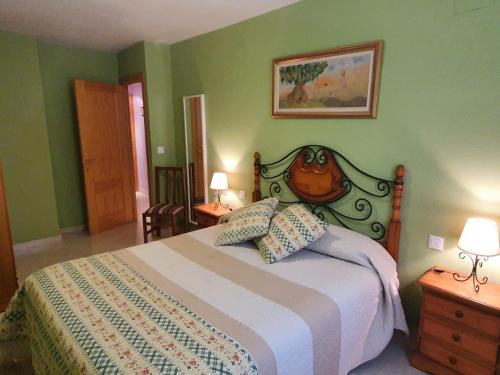 een slaapkamer met een groot bed en 2 nachtkastjes bij Apartamento Casa Go in Torla