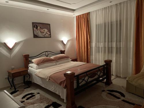 Кровать или кровати в номере Apartments Kalaja
