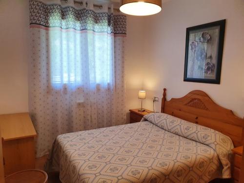 a bedroom with a bed and a window at Apartamento Maladeta in Torla