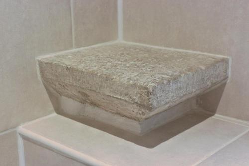 a concrete block sitting on a shelf in a bathroom at Le gîte de la glycine in Palmas