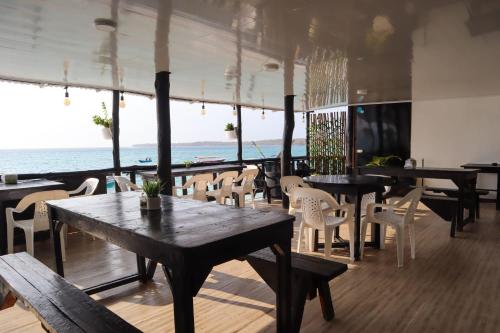 ein Restaurant mit Tischen und Stühlen und Meerblick in der Unterkunft Gafitas in Playa Blanca