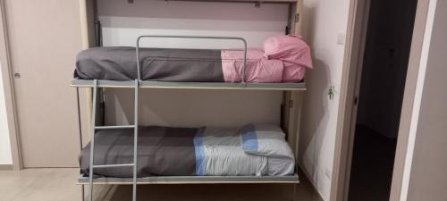 מיטה או מיטות קומותיים בחדר ב-CasArcieri centro Parcheggio Moto e Biciclette gratuito