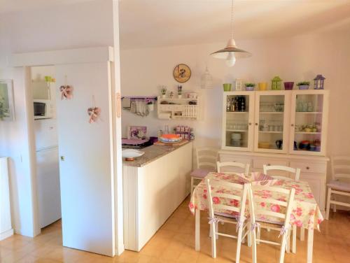 A kitchen or kitchenette at Purple House - Arboriamar Platamona