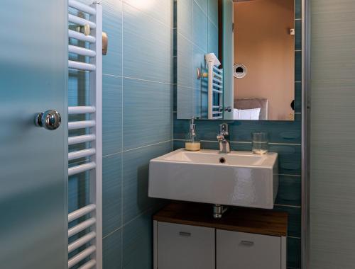 y baño con lavabo y espejo. en Thalasinos Luxury Villa, en Gournes