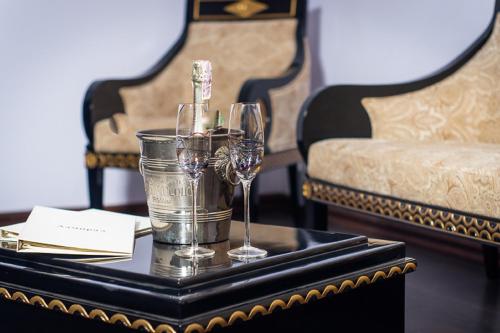 オデッサにあるAdmiral Hotelのグラス2杯とシャンパン1本付きのテーブル