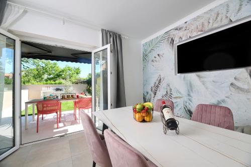 a dining room with a table with fruit on it at Apartments Dolcea in Umag