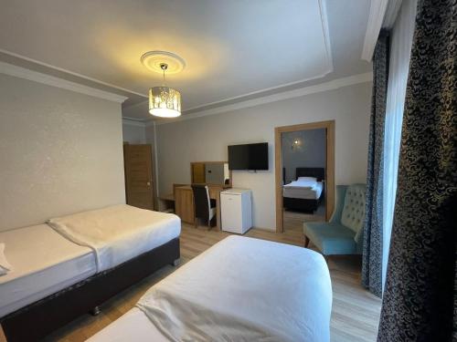 ウズンギョルにあるAkpinar Hotelのベッド2台とベッドルーム1室が備わるホテルルームです。