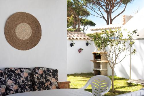 a patio with a table and chairs and a bird house at Poniente in Roche