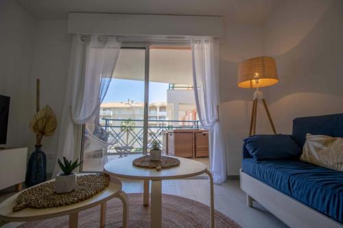 un salon avec un canapé et une table dans l'établissement LUMINEUX Apt de 32 m  renové PROCHE de la VILLE, à Fréjus