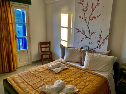 1 dormitorio con 1 cama con toallas en Pelagos, en Egíali