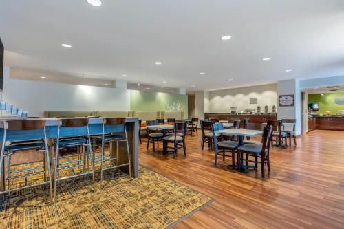 a restaurant with tables and chairs and a bar at Comfort Inn St Louis Airport in Bridgeton