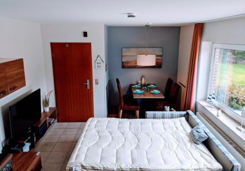 庫克斯港的住宿－Ferienwohnungen Am Grooten Steen 16，一间卧室配有一张床和一张餐桌