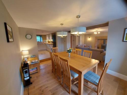 ein Esszimmer und ein Wohnzimmer mit Tisch und Stühlen in der Unterkunft Luxurious 4 bedroom Cottage in the Yorkshire Dales in Richmond