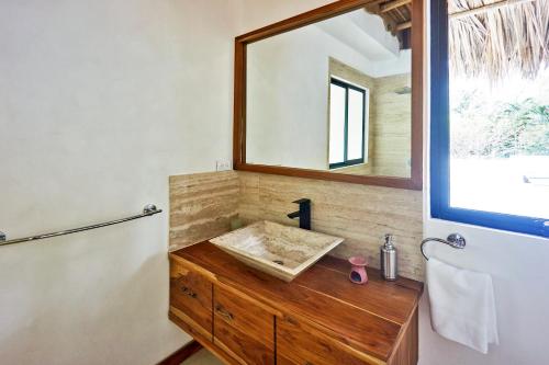 Kamar mandi di Villa Ananda
