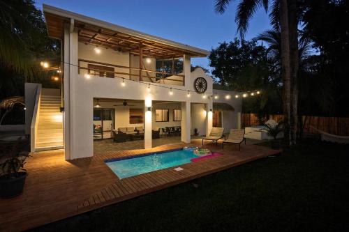 une maison avec une piscine devant dans l'établissement Villa Ananda, à Malpaís