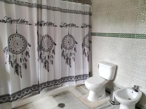 uma casa de banho com um WC e uma cortina de chuveiro em Casa Rural La Promesa Granada em Víznar