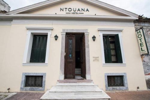 La fachada o entrada de Ntouana hotel