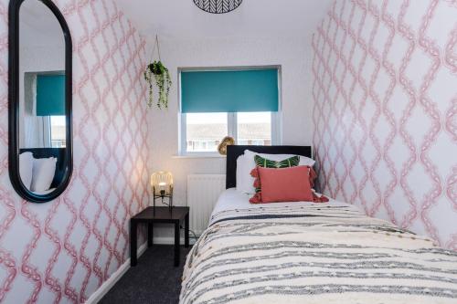 Llit o llits en una habitació de Cheerful 3 bedroom home with parking in Chester