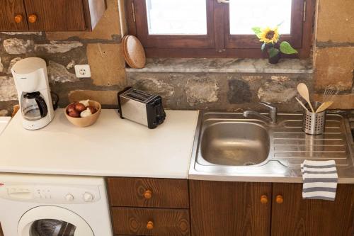 A kitchen or kitchenette at Io
