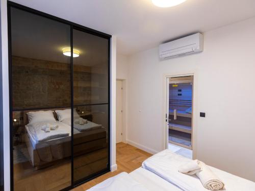 um quarto com uma cama e uma parede de vidro em Adora Luxury Apartment em Split