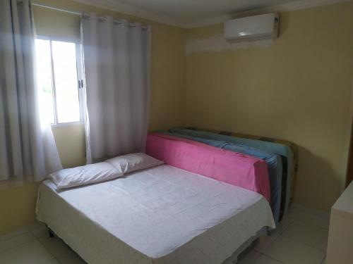 Een bed of bedden in een kamer bij Duplex SÃO JOÃO