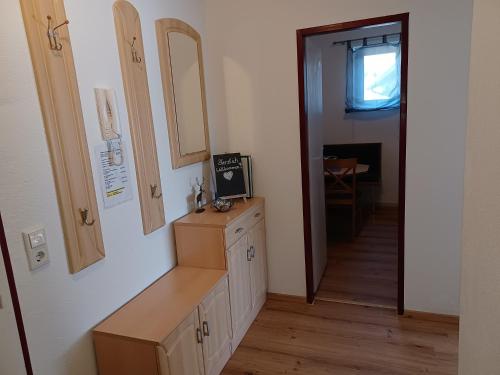 Cette chambre dispose d'une armoire en bois et d'un couloir. dans l'établissement Apartment Magdalena, à Kaprun