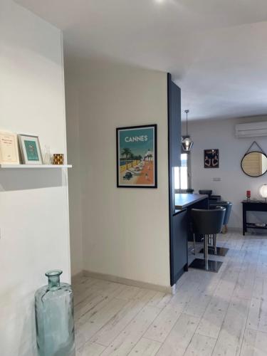 Cette chambre est dotée d'un mur avec une photo sur le mur. dans l'établissement Deux pièces spacieux Place de Gaulle centre-ville d'Antibes avec extérieur, à Antibes