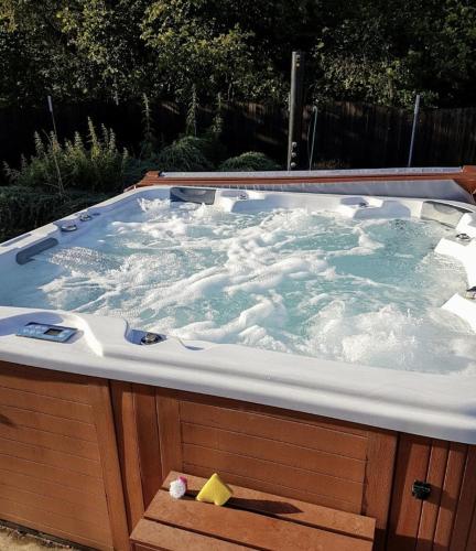 a jacuzzi tub in a yard at Statek U Dubu in Svojetín