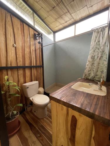 Ένα μπάνιο στο El Gato Rojas Surf Hostel