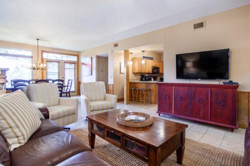 Higher Ground Condo with Mountain and Golf View – Photos 3
