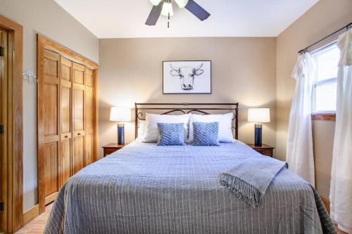 1 dormitorio con 1 cama con edredón azul y 2 lámparas en Higher Ground Condo with Mountain and Golf View, en Pigeon Forge
